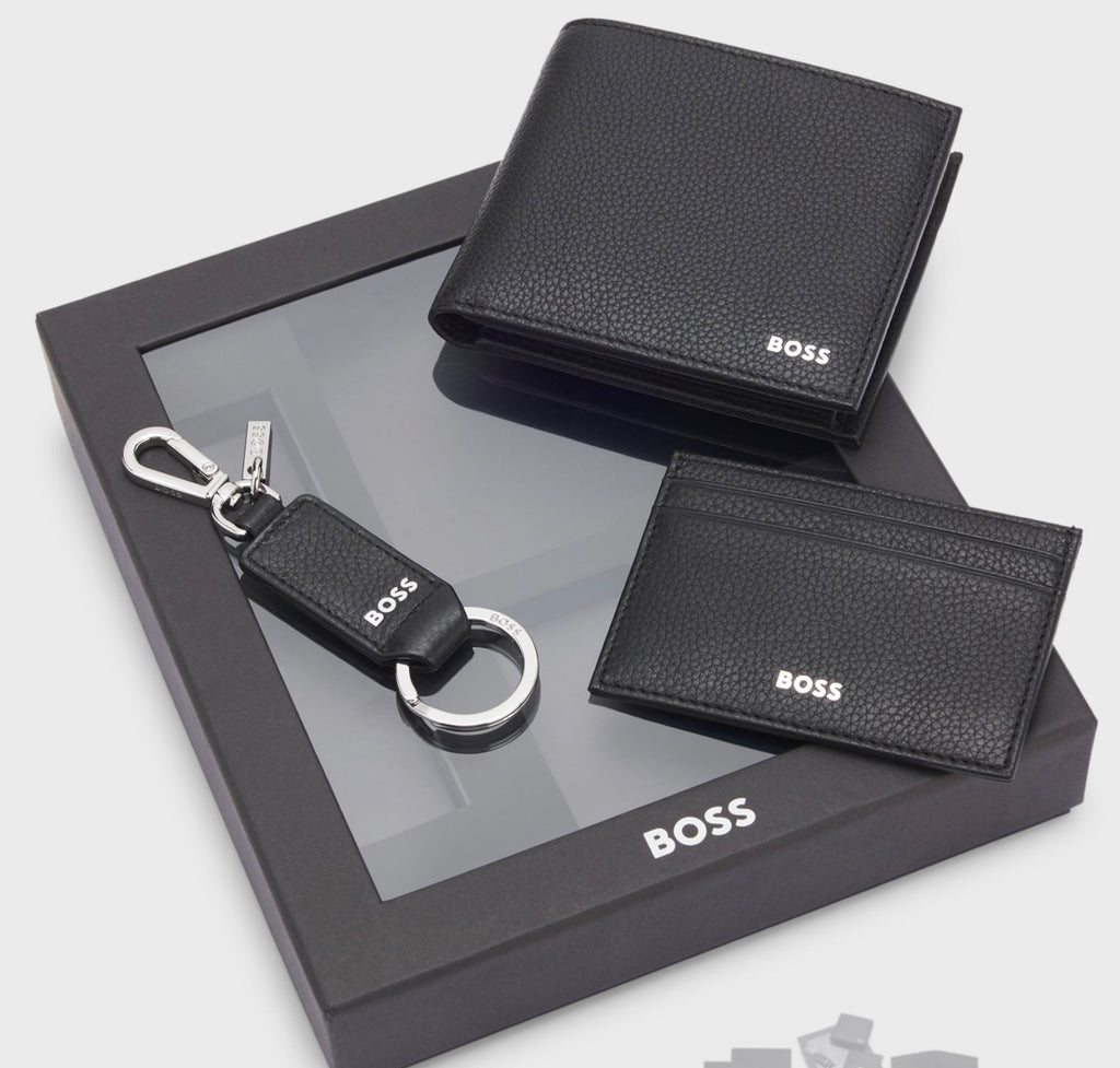 COFFRET CADEAU TROIS PIÈCES D’ACCESSOIRES EN CUIR AVEC LOGOS EMBOSSÉS