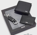 COFFRET CADEAU TROIS PIÈCES D’ACCESSOIRES EN CUIR AVEC LOGOS EMBOSSÉS