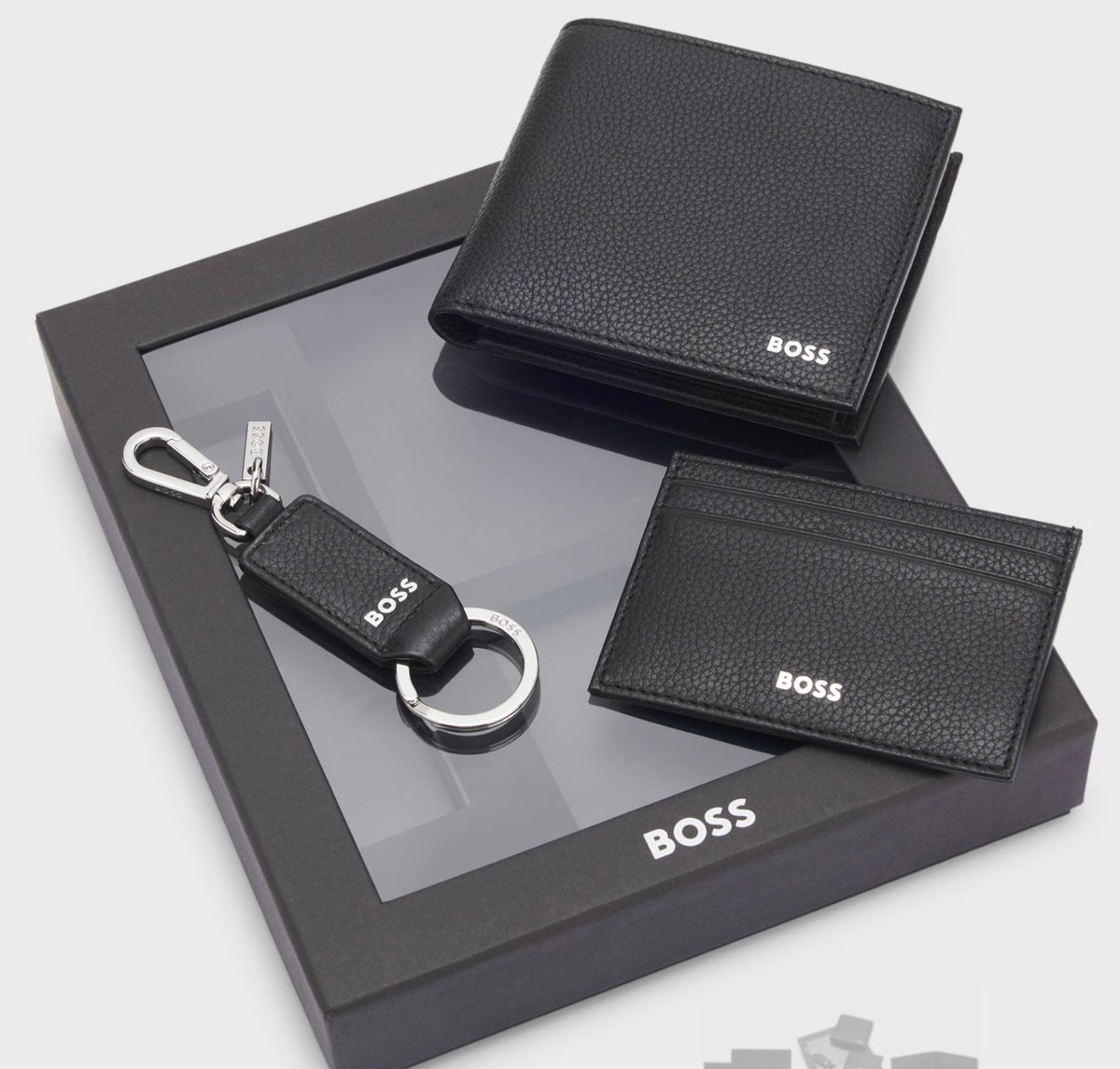 COFFRET CADEAU TROIS PIÈCES D’ACCESSOIRES EN CUIR AVEC LOGOS EMBOSSÉS