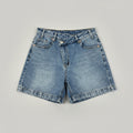 Short femme bouton decale